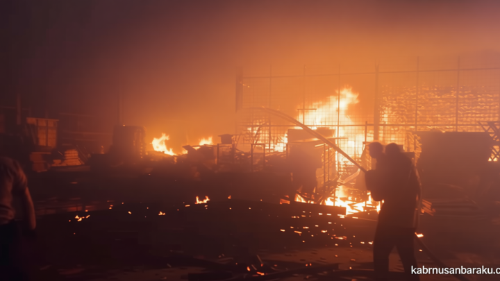 Gudang di Cakung Jaktim Terbakar – 13 Unit Damkar Dikerahkan