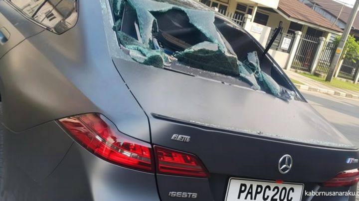 Historic Moment: Insiden Mobil BMW Tabrak Ojol di Jakbar: Mobil Hancur Diamuk Massa