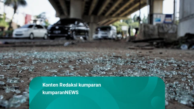 Truk Angkut Alat Berat Tersangkut Imbas Tabrak JPO di Tendean