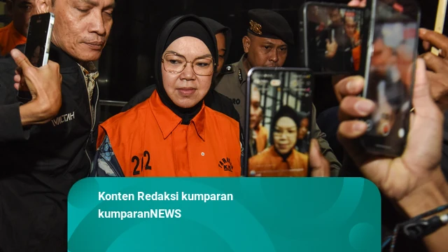 Foto: Pakai Rompi Oranye – Bupati Sukoharjo Etik Suryani Ditahan KPK