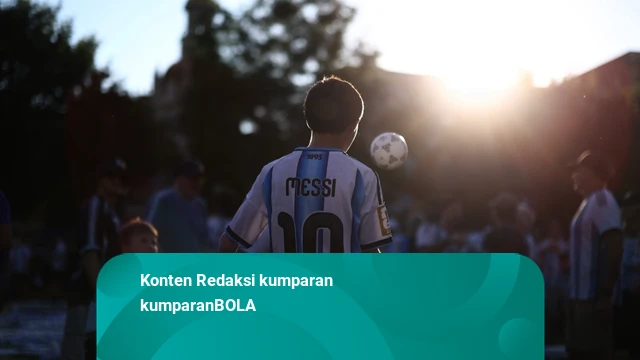 Foto: Jelang Perempat Final Piala Dunia – Suporter Argentina Main Bola di Taman