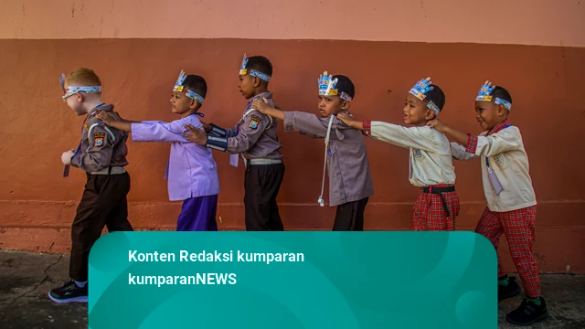 Foto: Gerakan Ayah Mengantar Anak saat Hari Pertama Masuk Sekolah