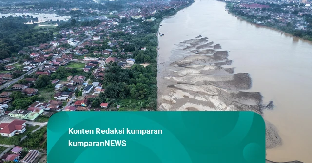 Foto: Diterpa Kemarau – Sungai Terpanjang di Sumatera Mulai Menyusut