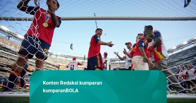 Foto: Tradisi sang Juara – Pemain Spanyol Potong Jaring Gawang Usai Angkat Trofi