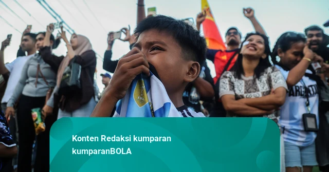 Foto: Tangis & Tawa di Ternate Usai Final Piala Dunia