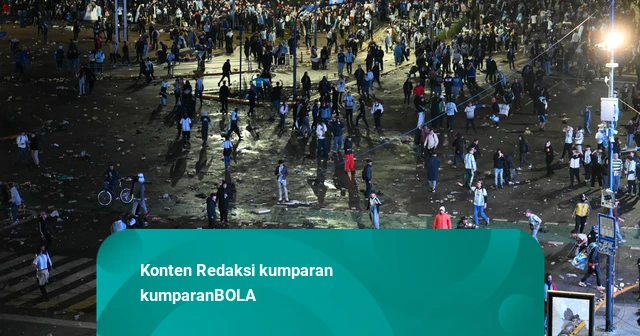 Foto: Final Piala Dunia Berakhir Ricuh – Suporter Argentina Bentrok dengan Aparat