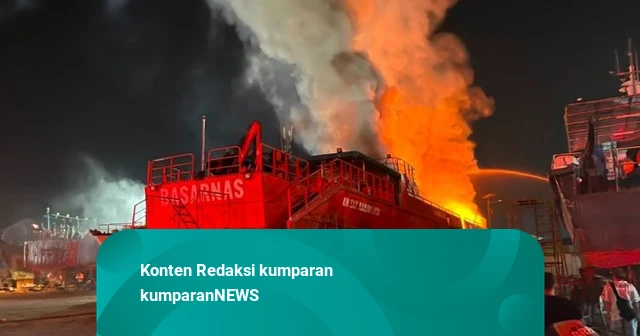 Kapal Basarnas di Muara Baru Jakut Terbakar, 14 Unit Damkar Padamkan Api