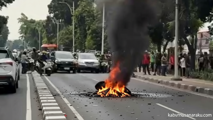 What Happened During: Motor Terbakar di Jalan Raya Pasar Mingggu Raya, Lalin Arah Depok Sempat Macet