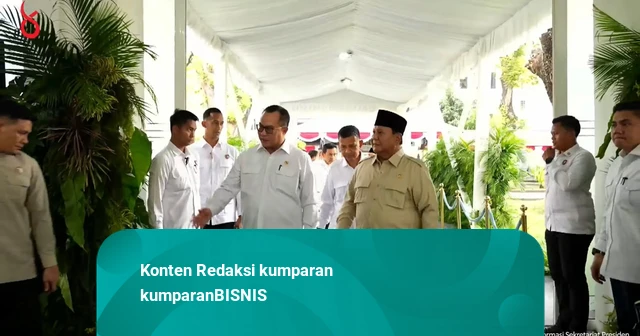 Prabowo Uji Kekuatan Genteng Sabut Kelapa Buatan BRIN, Diinjak Enggak Pecah