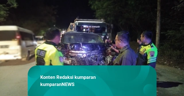 Mobil Alphard yang Ditumpangi Pendakwah KH Anwar Zahid Kecelakaan Diseruduk Truk