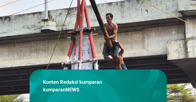 Ragam Perlombaan Unik HUT RI: Tarik Bus-Panjat Pinang Pinggir Kali