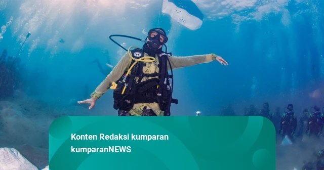 81 Penyelam Kibarkan Merah Putih dan Menari Gelang Soko di Dasar Laut Situbondo