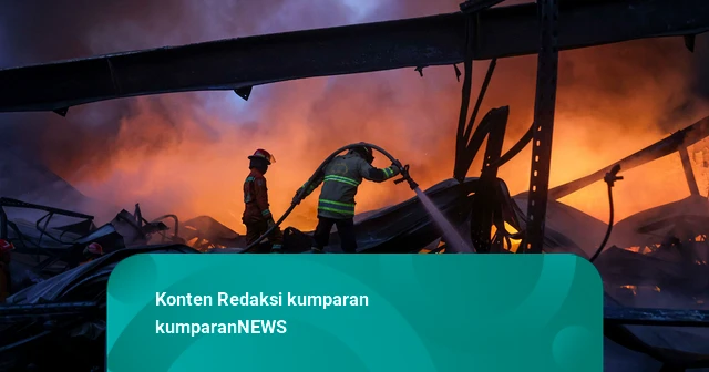 Sudah 5 Jam Kebakaran Gudang di Bekasi Belum Padam, Damkar Ungkap Kesulitannya