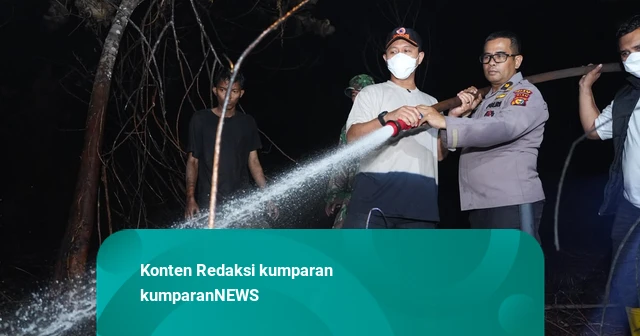 Wali Kota Pekanbaru Turun Langsung Padamkan Karhutla Bersama TNI-Polri
