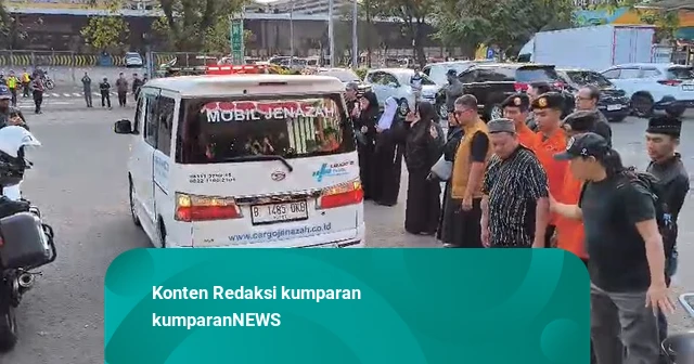 Iring-iringan Ambulans Antar Bang Jek Sang Relawan ke Peristirahatan Terakhir