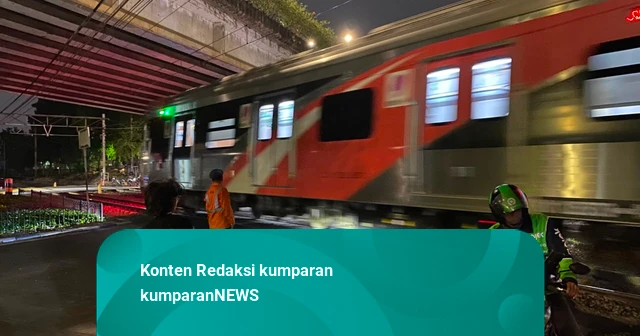 KAI Ungkap Penyebab KRL Tertemper Taksi Hijau di Stasiun Karet