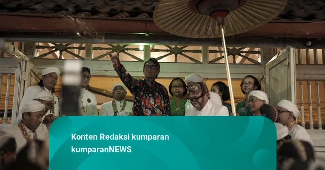 Momen Sri Sultan Bagikan Udhik-Udhik kepada Warga saat Kondur Gangsa