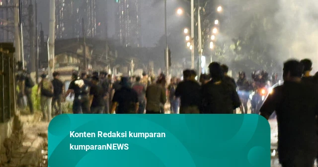 Massa Ricuh di Pejompongan, Polisi Tembakkan Gas Air Mata