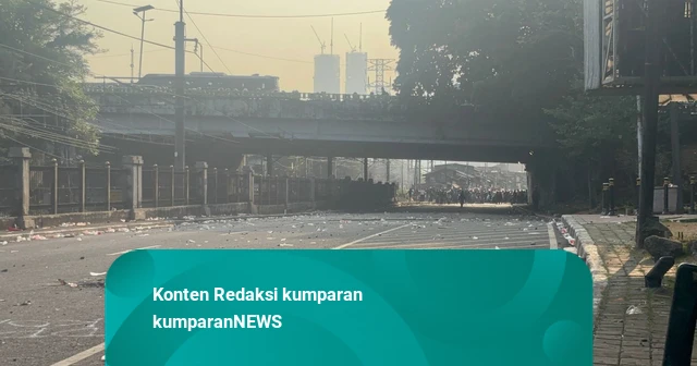 Masih ada Massa di Bawah Fly Over Pejompongan-Slipi, Lalin Berangsur Normal