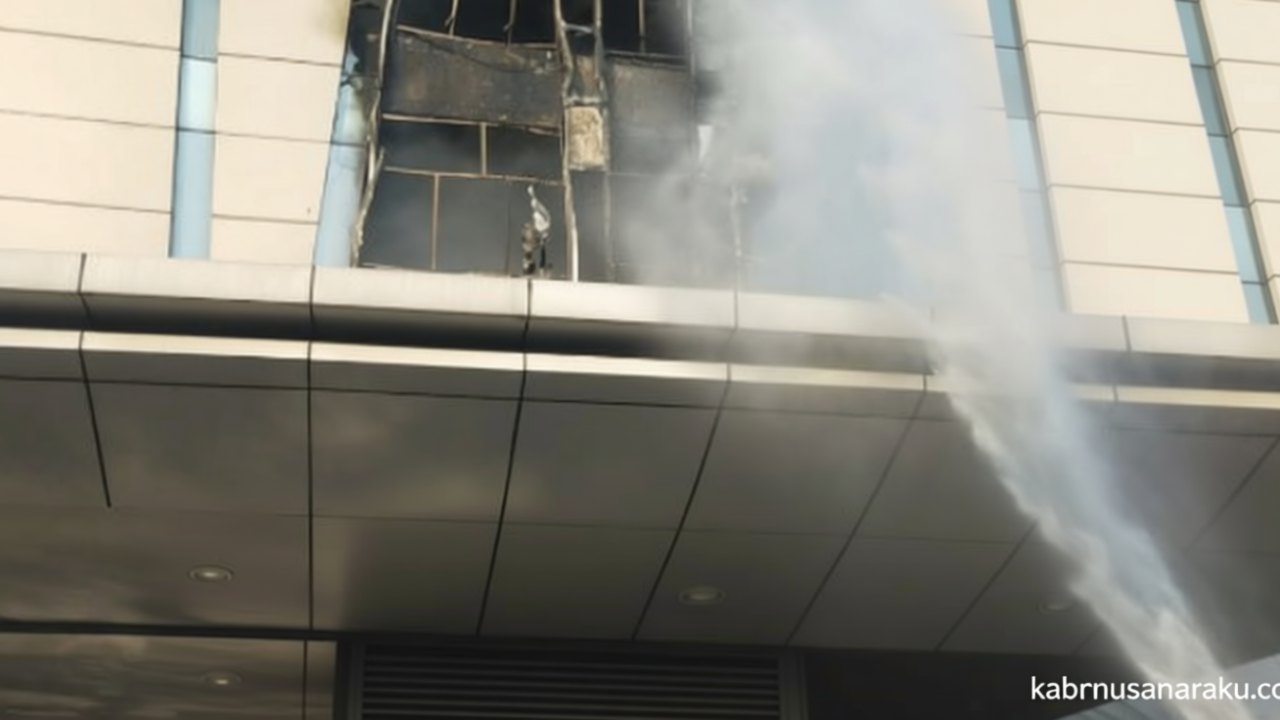 Hotel di Jakbar Terbakar, Damkar Kerahkan 14 Unit Mobil Pemadam